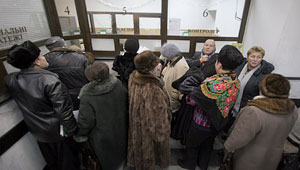 Украинцы умирают в очередях за деньгами Изображение: Дни.ру