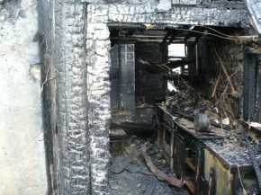 При пожаре серьезно пострадали мать и дочь Пожар в квартире по улице Цюрюпы. Фото предоставлено пресс-службой ГУ МЧС РФ по Брянской области