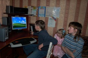 Начальник УВД вручил многодетной семье Помозовых компьютер Фото пресс-службы УВД по Брянской области