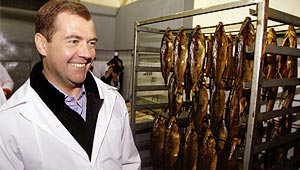 Медведев устроил фотосессию с рыбами Изображение: Дни.ру