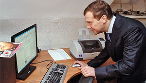 Медведев оценил значение Интернета Изображение: Дни.ру