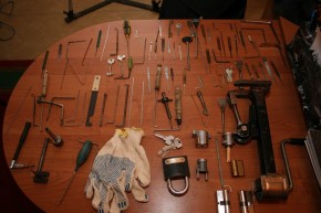 Ежемесячно в Брянске совершается около 25 квартирных краж Воровской "арсенал". Фото пресс-службы УВД по Брянской области