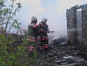 Сараи сгорели в поселке Белые Берега Фото пресс-службы ГУ МЧС РФ по Брянской области