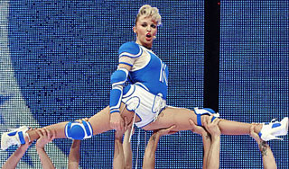 Шикарные наряды певицы Кайли Миноуг Изображение: Дни.ру