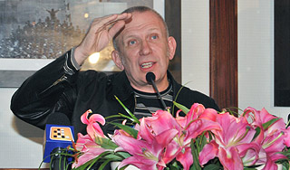 Жан Поль Готье прилетел на "Евровидение" Изображение: Дни.ру