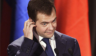 Медведев поцеловал аспирантку за любовь к РФ Изображение: Дни.ру