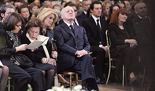 Саркози и Денев простились с Сен-Лораном Изображение: Дни.ру