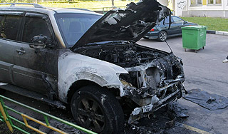 Из машин москвичей зажгли три костра Изображение: Дни.ру