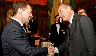 Медведев оценил "Онегина" от Ширака Изображение: Дни.ру