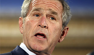 Джорджу Бушу устроили "темную" Изображение: Дни.ру