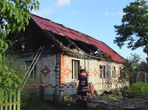 Крыша дома сгорела из-за сигареты