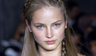 Известная фотомодель выпала из окна Изображение: Дни.ру