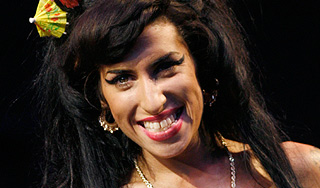 Эми Вайнхаус напала на фанатов Изображение: Дни.ру