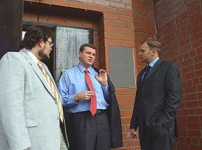 Андрей Вихарев пытается освободиться Андрей Вихарев (в центре)