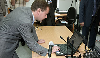 Медведев предлагает льготы на Интернет Изображение: Дни.ру