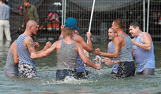 Десантник получил ножевое ранение в метро Изображение: Дни.ру