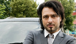 Популярный телеведущий бросился под машину Изображение: Дни.ру