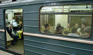 Пассажиры метро попали в душную ловушку Пассажиры метро попали в душную ловушку / Изображение: Дни.ру