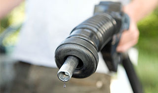 Литр бензина упал в цене Литр бензина упал в цене / Изображение: Дни.ру