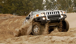 Автошкола учит водить на "Хаммерах" Автошкола учит водить на "Хаммерах" / Изображение: Дни.ру