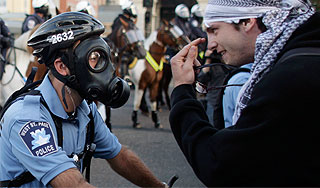 Сторонников Маккейна атаковали пацифисты Сторонников Маккейна атаковали пацифисты