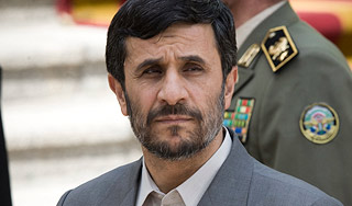 Иран просит оставить Ахмадинежада Иран просит оставить Ахмадинежада