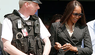 Наоми Кэмпбелл моет тарелки в приюте Наоми Кэмпбелл моет тарелки в приюте