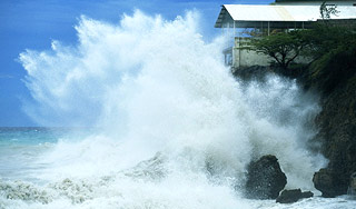 Ураган "Айк" ударил по американской нефти Ураган "Айк" ударил по американской нефти