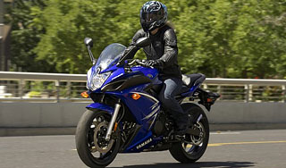 Yamaha представила спортбайк для новичков Yamaha представила спортбайк для новичков