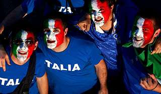 Итальянских болельщиков посадят в клетки Итальянских болельщиков посадят в клетки