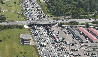 Оползень засыпал машины на МКАД Оползень засыпал машины на МКАД