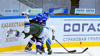 Казахи обыграли чемпиона России по хоккею Казахи обыграли чемпиона России по хоккею