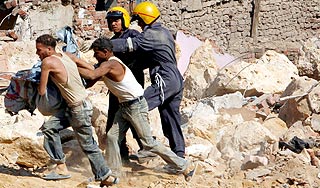 В Каире из-под завалов извлечены 100 тел В Каире из-под завалов извлечены 100 тел