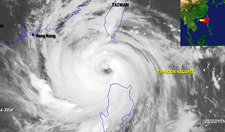 Новый тайфун парализовал Гонконг Новый тайфун парализовал Гонконг