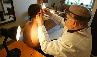 За взятку врач травмировал призывника За взятку врач травмировал призывника