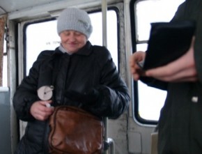 С 1 октября повышается стоимость проезда в общественном транспорте Кондуктор троллейбуса