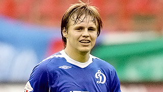 Нападающий "Динамо" накинулся на судью Нападающий "Динамо" накинулся на судью