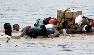 Наводнение травмировало миллионы людей Наводнение травмировало миллионы людей