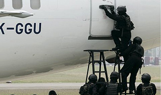 В Кельне спецназ взял штурмом самолет В Кельне спецназ взял штурмом самолет