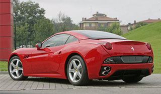 Новому суперкару Ferrari вскрыли крышу Новому суперкару Ferrari вскрыли крышу