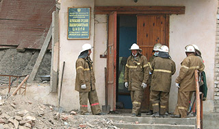 Погибших школьниц забыли эвакуировать Погибших школьниц забыли эвакуировать
