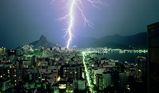 На автозаправке в американца угодила молния На автозаправке в американца угодила молния