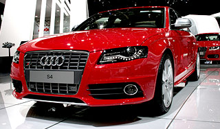 Audi показала в Париже два новых спорткара Audi показала в Париже два новых спорткара