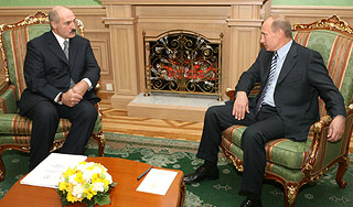 Лукашенко обещает Путину хранить дружбу Лукашенко обещает Путину хранить дружбу