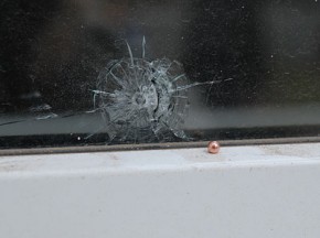 Вандалы расстреляли стекла в бассейне