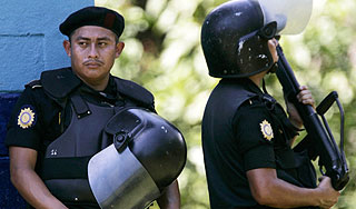 Ревнивец взял в заложники 43 человека Ревнивец взял в заложники 43 человека