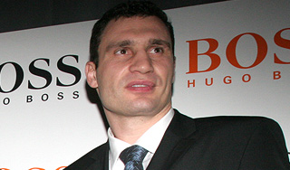 Питер с криками отобрал пояс у Кличко Питер с криками отобрал пояс у Кличко