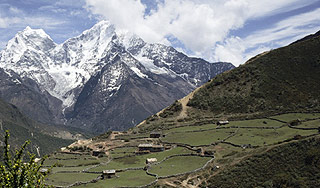 Самолет с туристами разбился у Эвереста Самолет с туристами разбился у Эвереста