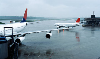 Трещина в стекле вернула самолет в Цюрих Трещина в стекле вернула самолет в Цюрих