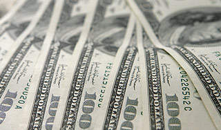 Доллар США опустил индийскую рупию Доллар США опустил индийскую рупию